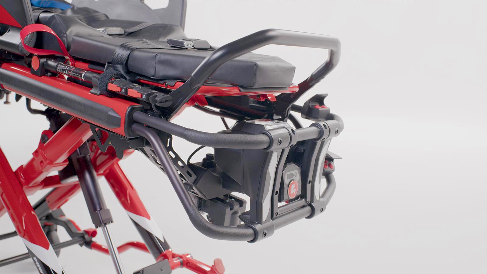 Close-up of the Ferno Power X2 push pull bar displaying how it sit out and above the mattres for optimal control and comfort when transporting patients at lower heights